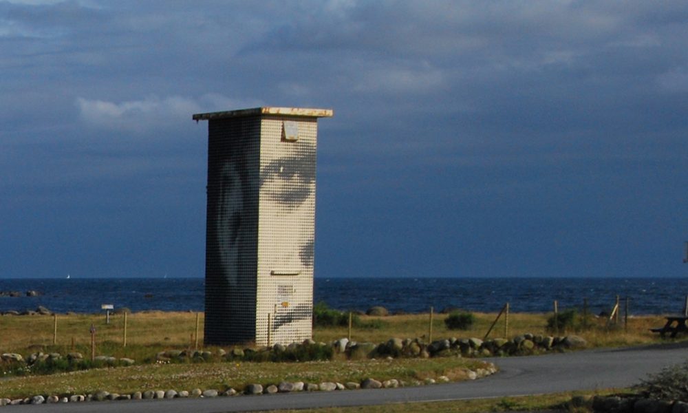 «Den som ser og hører» Maleri på trafokiosk utført i kunstmønstringen Drift 1992 av Karin Ögren, Sverige.